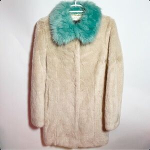 😍 Unreal Fur minty teal collar ivory coat. Xsmall